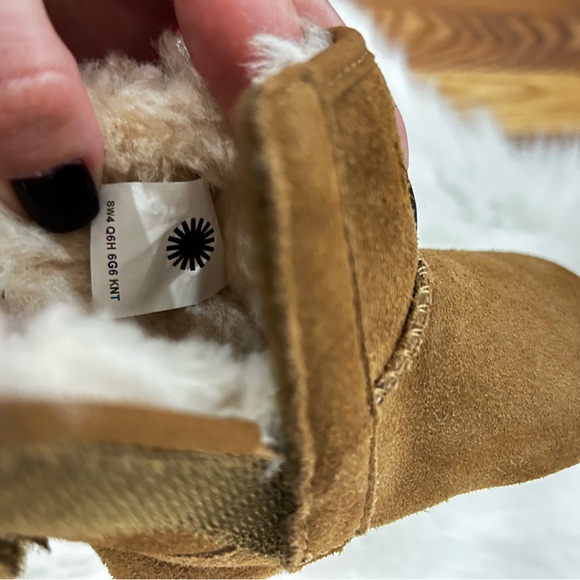 UGG Baby Booties – Chestnut Suede Shearling (Infant Size 2/3) - Picture 7 of 9